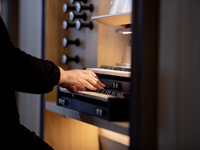 Bilde av en som spiller på orgel